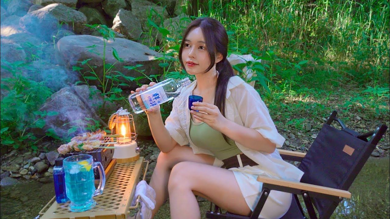 我开着一辆 Ray 露营车在山谷前露营。 我把脚浸在凉爽的山谷水中，泡一杯高球和烤串。 还有鸡汤，在