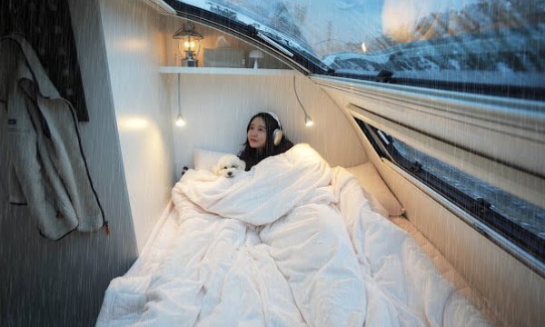 在持续的大雨中露营，吃着海鲜喝着啤酒，夜晚睡觉听着雨声入睡，很放松