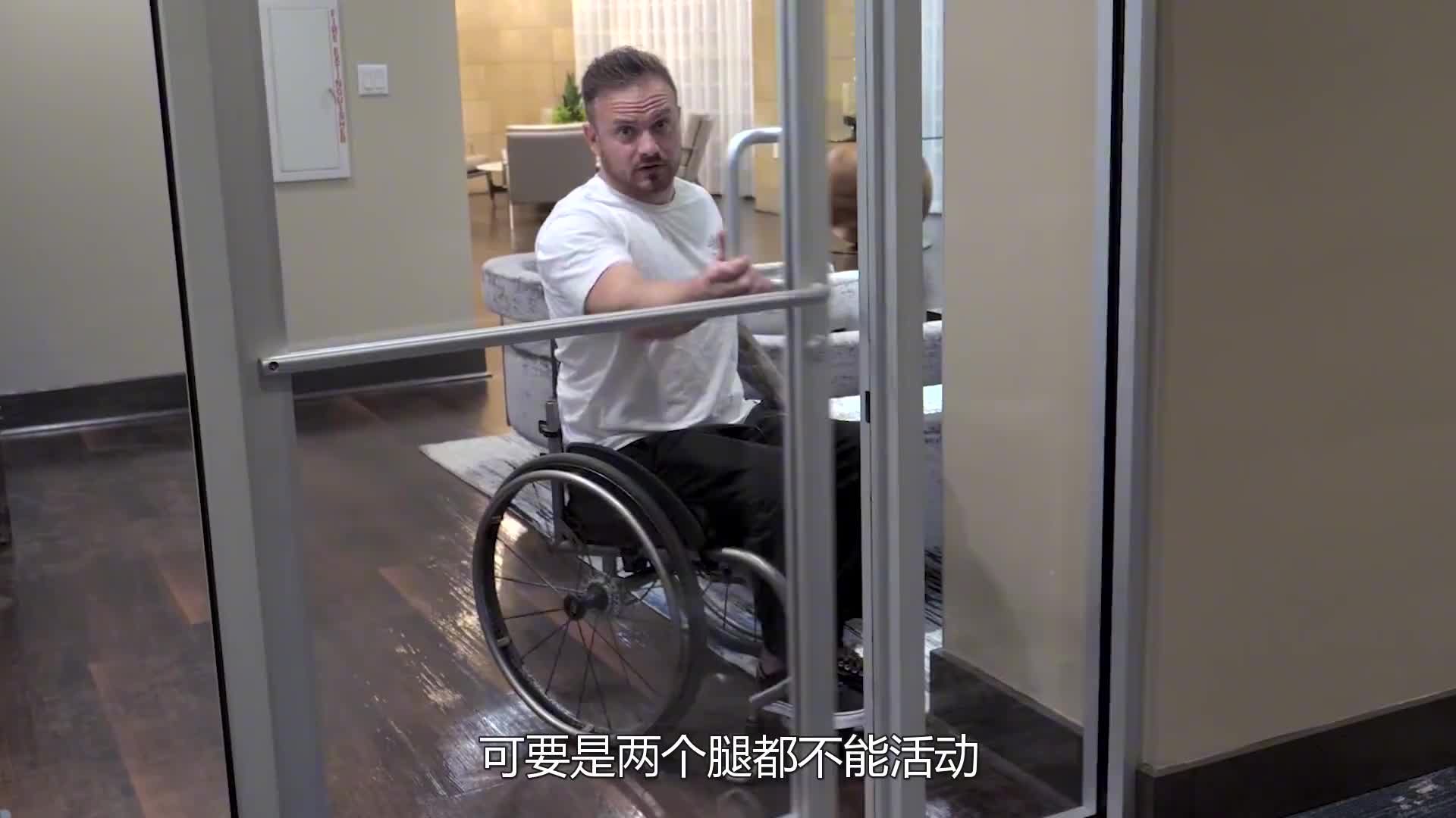 317. 世上最硬核的电动轮椅，能爬楼梯还能升高，腿脚不方便人的福音