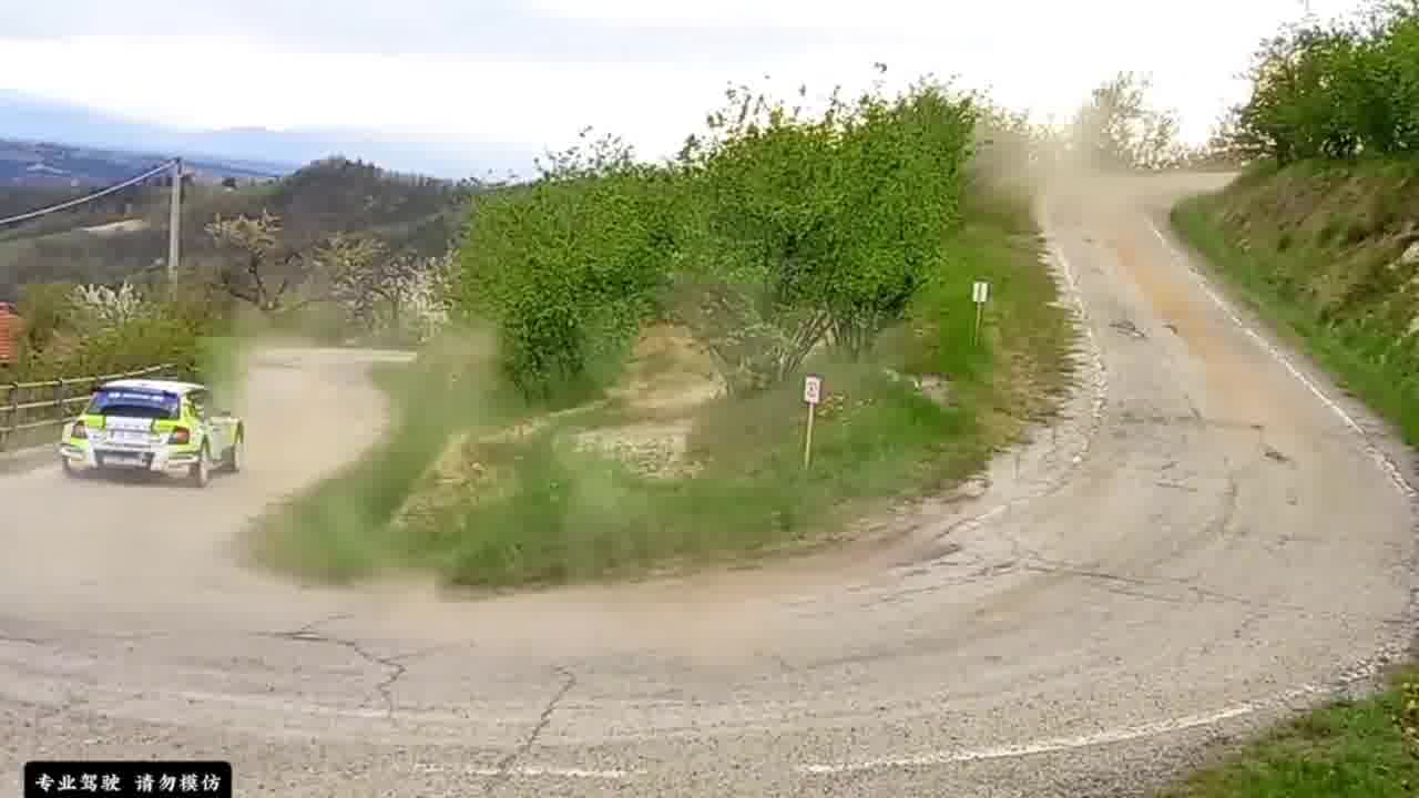 同样的弯道，不一样的车手，过弯的方式也有所不同。