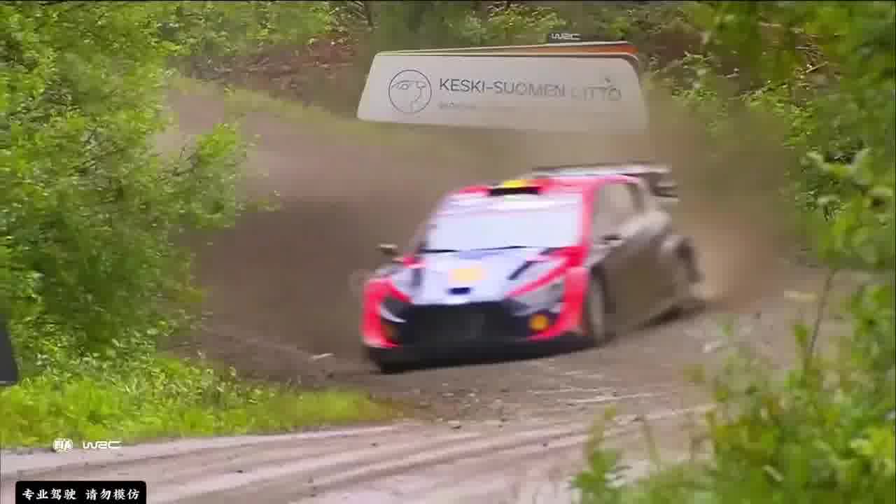 在各种路面上极限漂移，贴地飞行。这才是拉力赛的独特魅力。