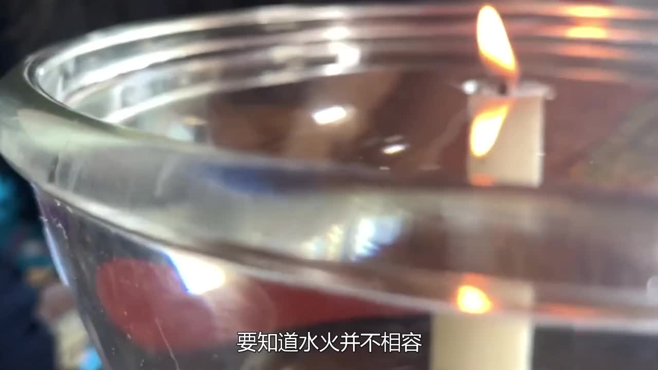 神奇的現(xiàn)象，蠟燭能在水下燃燒，這是什么原理？