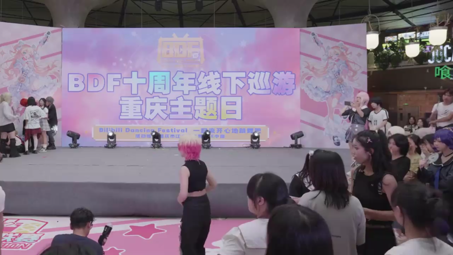 速扒2024 注意看 这个女人在看完春晚后觉得不能浪费今天化的妆 于是凌晨爬起来扒了个舞。。。 宅舞