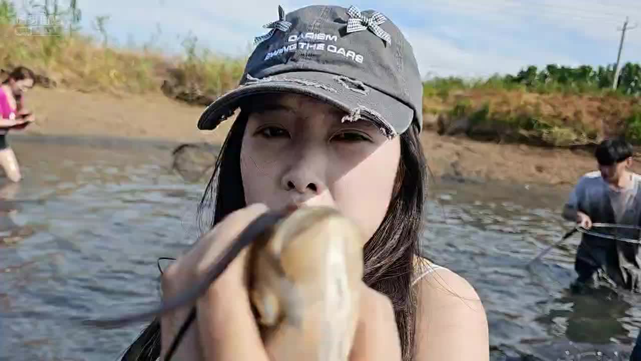 在老家团播抓鱼，看谁抓的多！