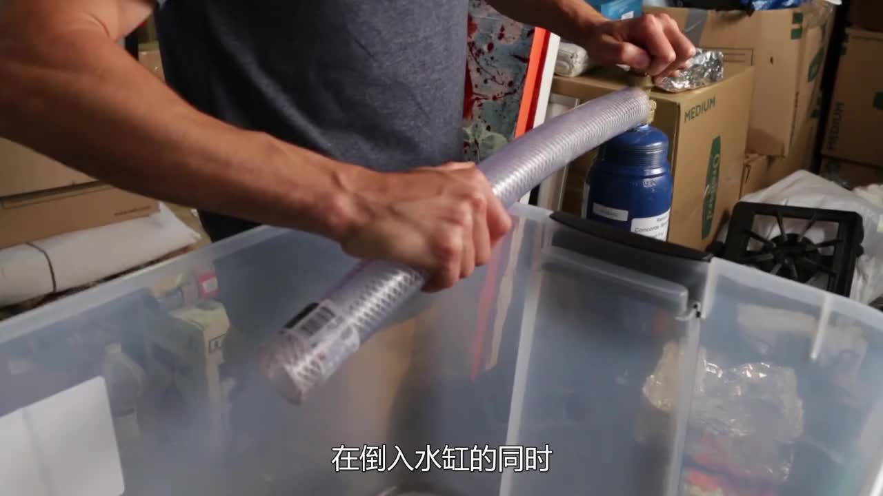 不可思议的“悬空漂浮”，铝箔小船放入水缸中，有趣的现象发生了