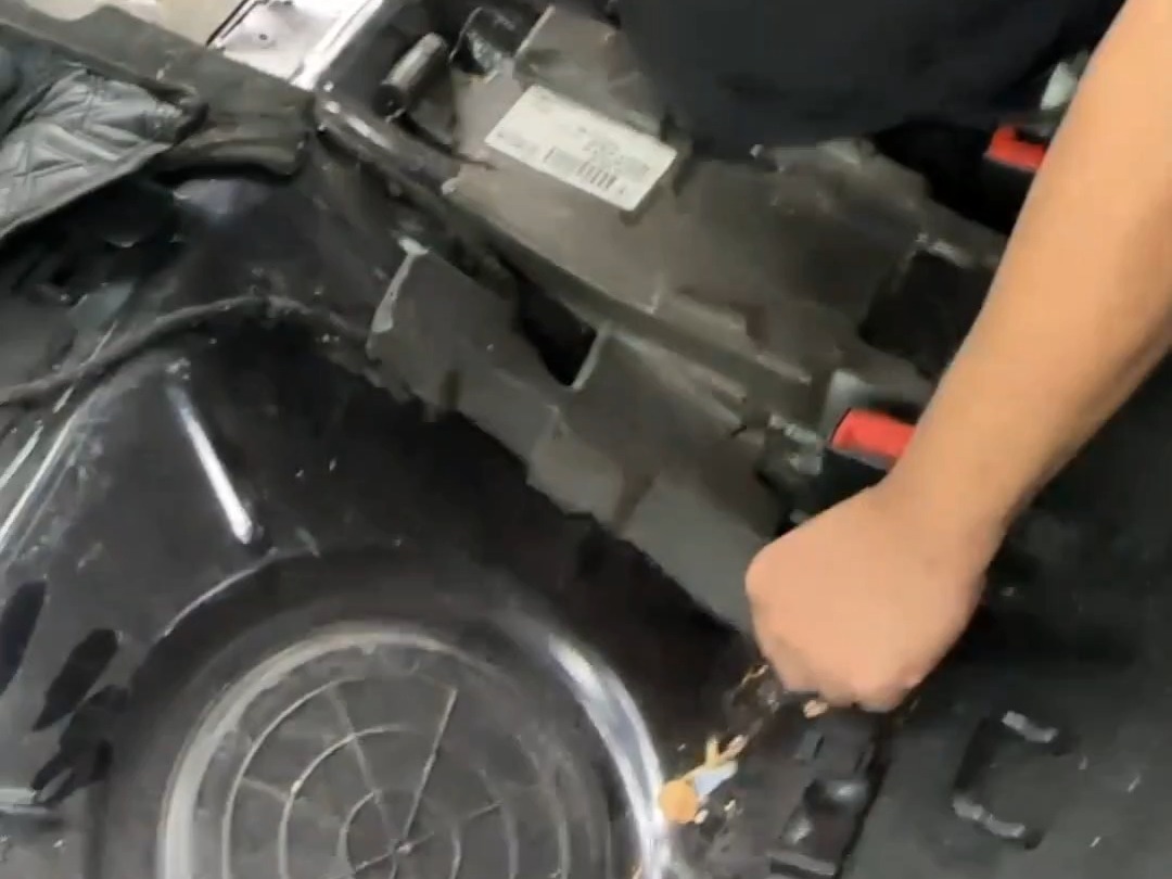 保时捷帕拉梅拉在外面改坏的内饰来广州广昌保时捷重新修复