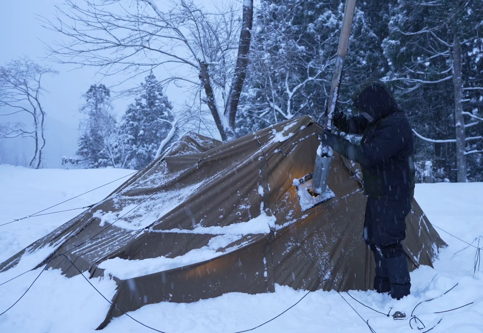 独自野外暴风雪露营，躲在帐篷里面烤牛排，夜晚在风雪中寂静入睡