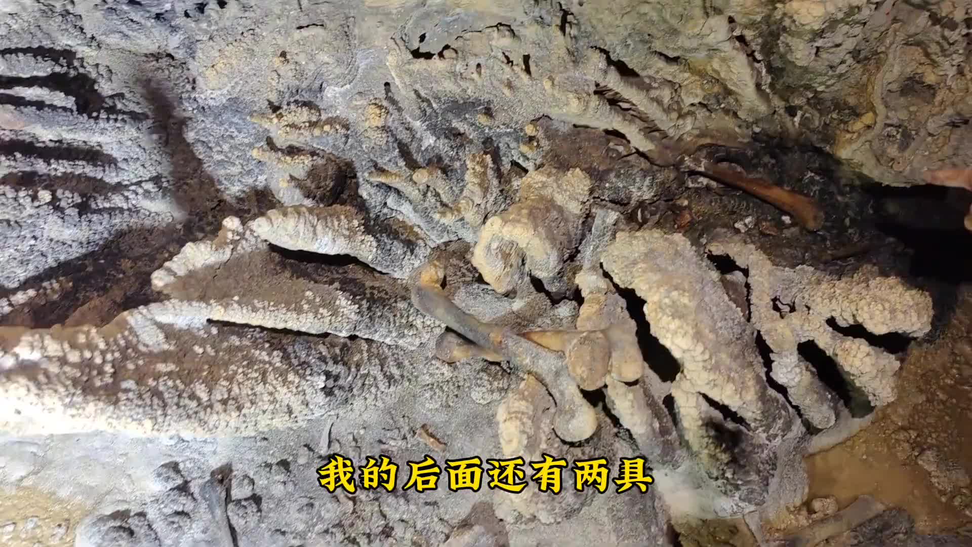 山洞惊现金黄色石头，小伙发现的难道是传说中的狗头金？