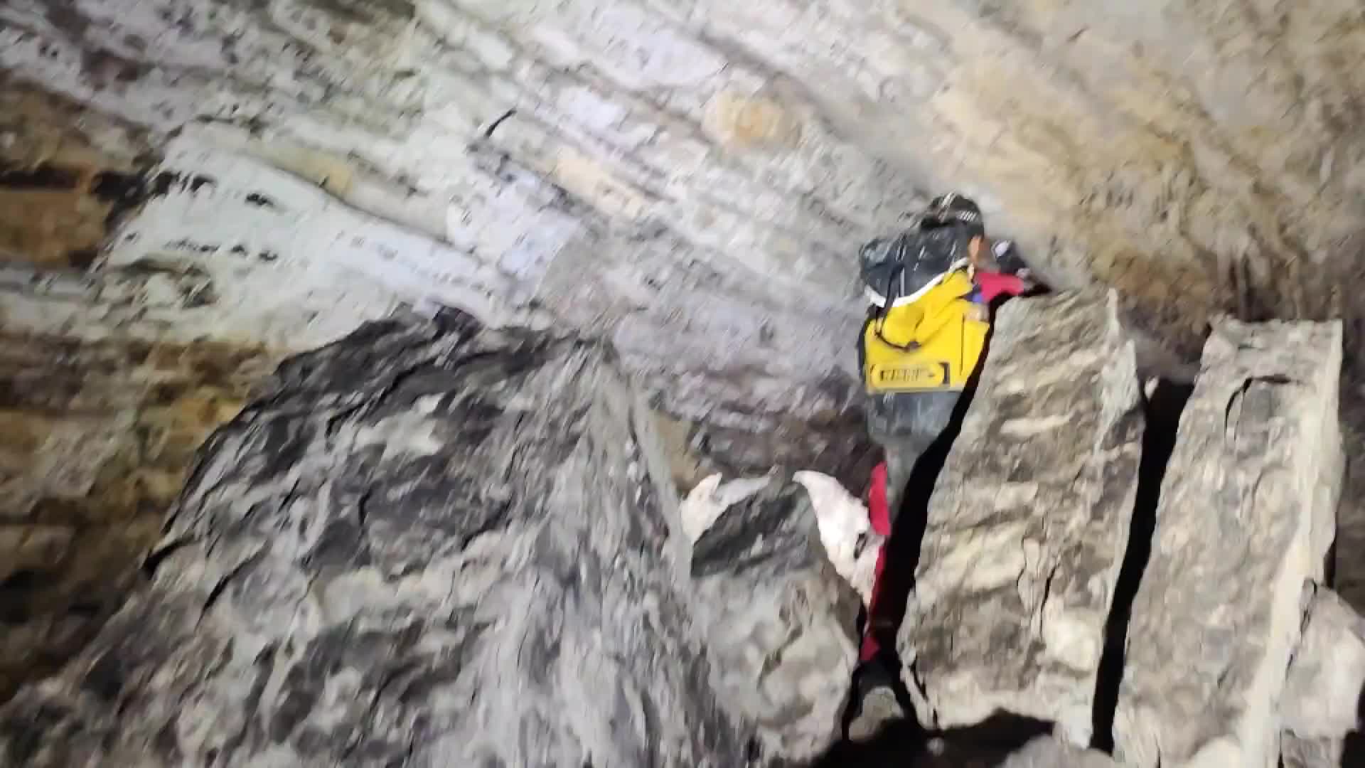 山洞惊现金黄色石头，小伙发现的难道是传说中的狗头金？