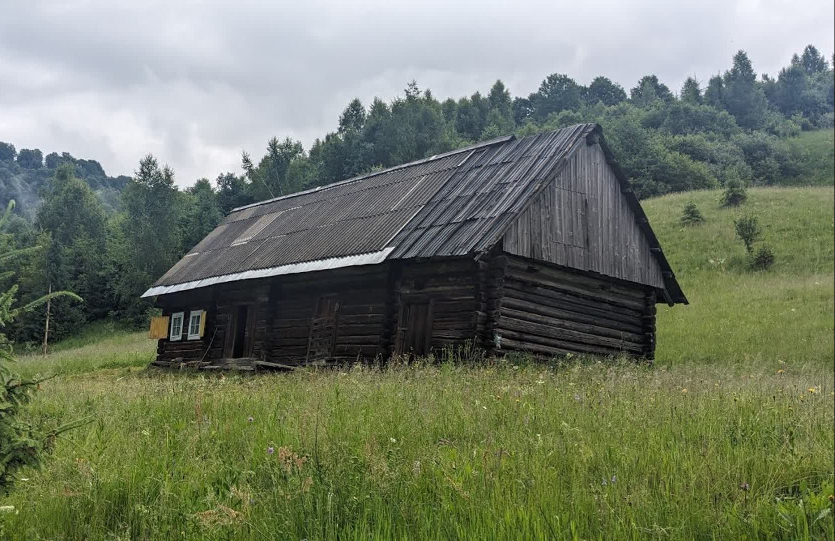独自背包前往远离文明的山林小屋，尝试体验祖先们的艰苦生活。