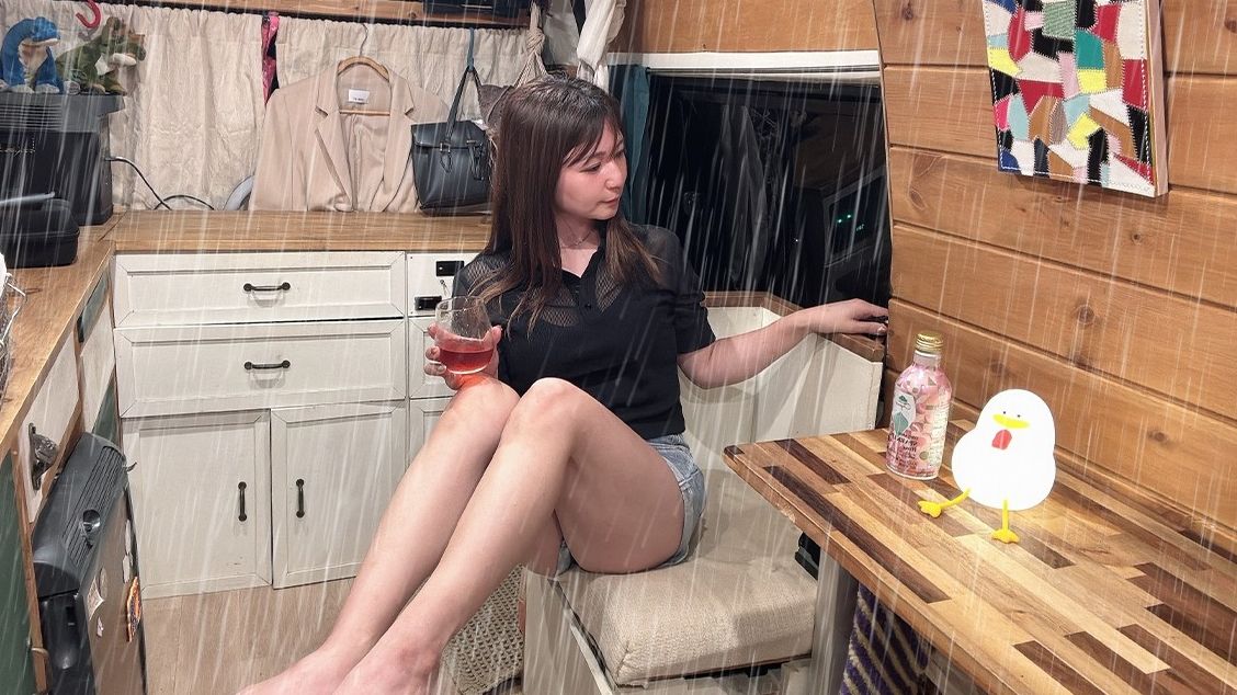 在大雨天，女人喜欢在货车里一边听着雨声一边放松（雨车露营）
