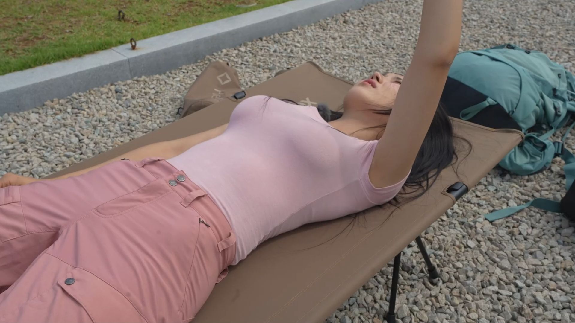 空姐不上班的时候 釜山港口前，一边背包旅行一边独自喝酒