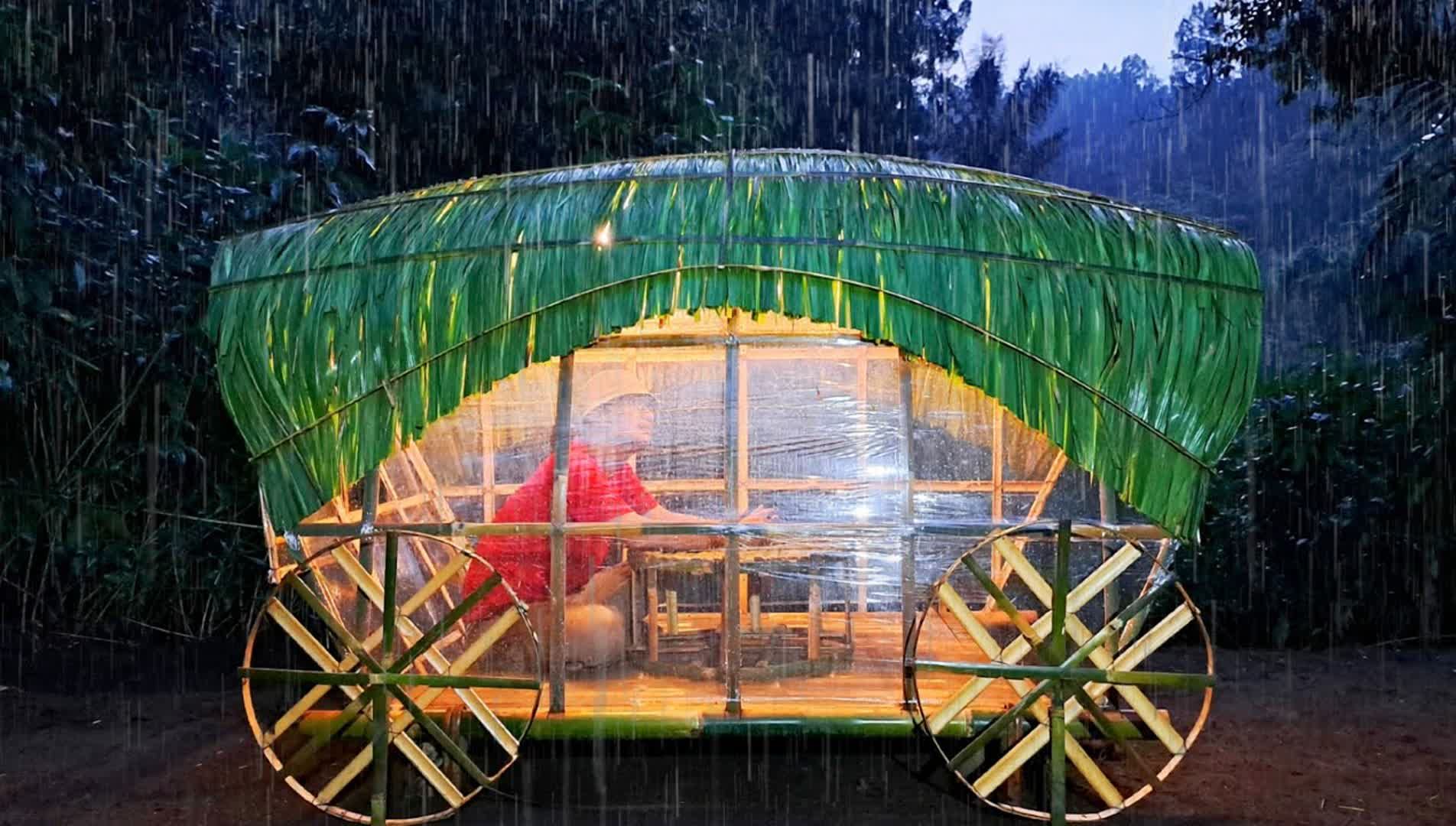 还真是个野外牛人！顶着倾盆大雨，用竹木绝活建造出房车来野营！