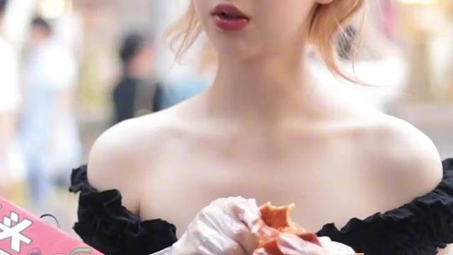 532_小姐姐就像白雪公主一样美丽勇敢，说到做到打破7包鱿鱼记录！