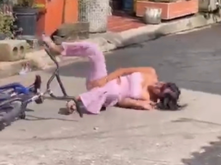 【恶搞王君】最新视频上线，求关注！