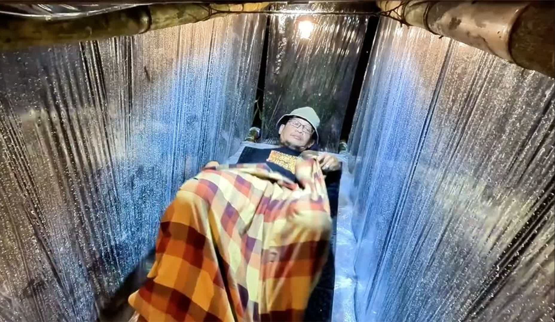 这才是真资格牛人，顶着倾盆大雨，在森林里躲在薄膜里睡觉