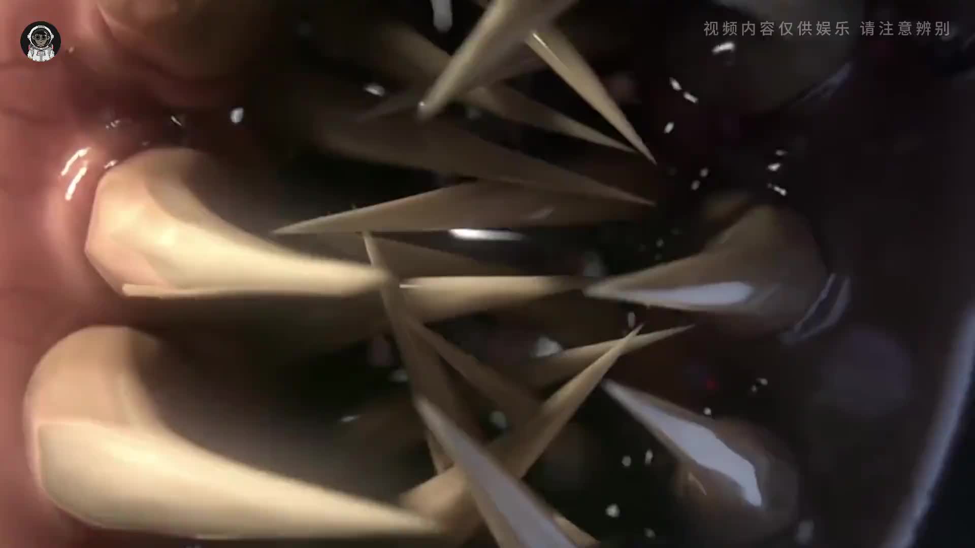 43. 草莓的残忍蜕变过程，看完你还敢吃吗？