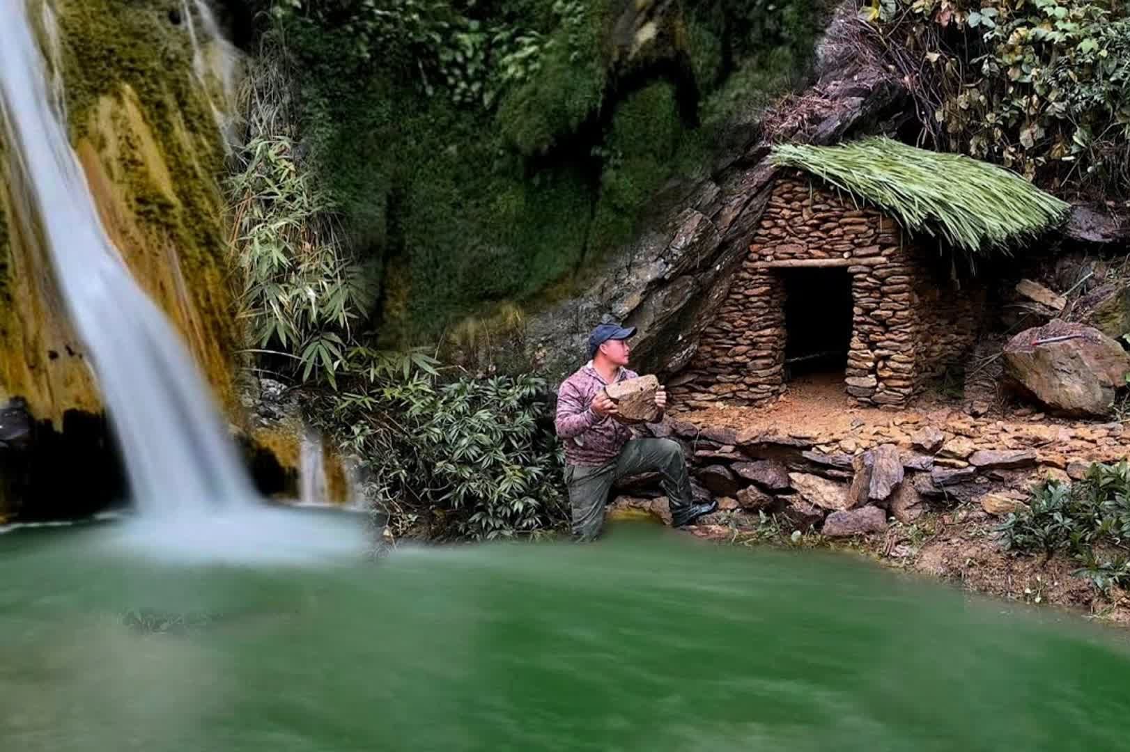 这才是真资格的牛人，丛林河边的石岸上，硬核打造出石屋庇护所