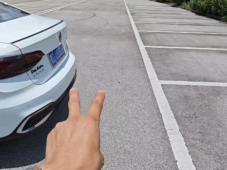 倒车如何通过倒车影像判断后方车辆车距？地面车尾刮蹭