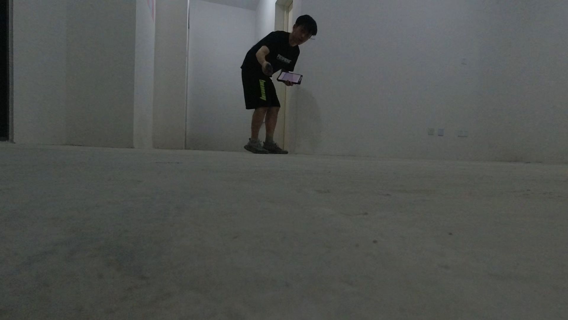 网上买了100元的激光尺，把全屋的尺寸全部良好了，量了2小时