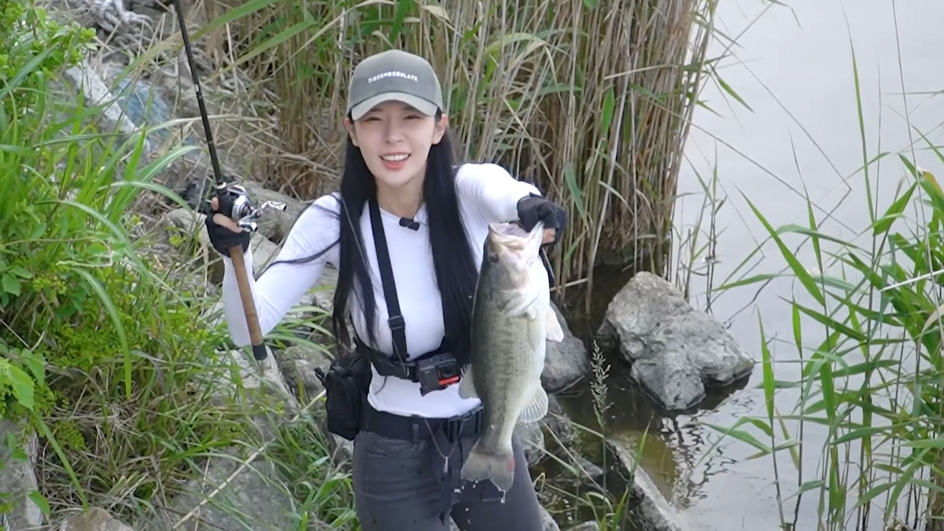 韩国美女到莞岛钓大口黑鲈，在河边呆了一整天，最后钓到了吗？