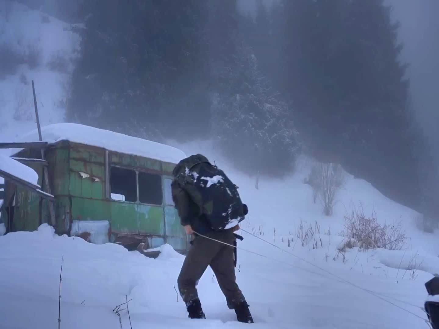 冰天雪地发现一截废弃的车厢，钻入里面瞬间暖和，索性把它改造成避难所！