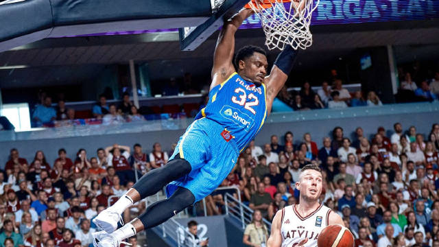 布朗利26+9+9击败拉脱维亚的集锦，这两年他连续打出代表作，这你受得了吗？