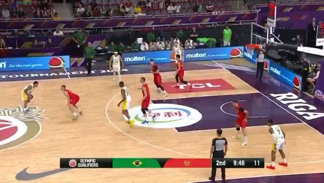 布鲁诺·卡波科洛在 首轮面对黑山队的比赛中16中12暴砍25分9篮板3封盖（低位单防封盖武切维奇），