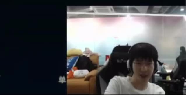 Elk直播劝粉丝：多爱自己不要想那么多Bin调侃：太温柔了，温柔大哥哥Elk回应：bin宝是我对你太