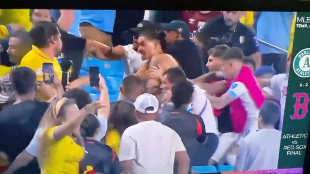 努涅斯摆好架势被球迷“敲地鼠”，身旁安保脸上笑容洋溢，估计是看努子这一顿小跳步摆架势没绷住