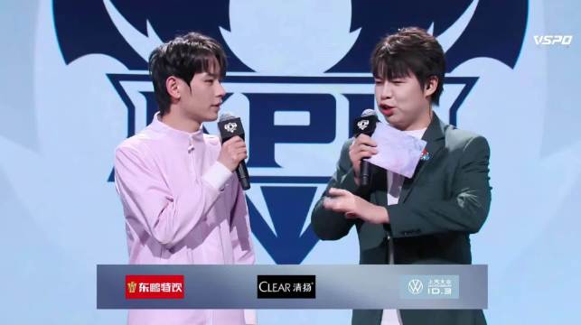 胜方采访席的小七，肉眼可见的笑颜希望后面听到更多的：恭喜JDG