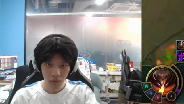 BLG新教练来了？Easyhoon现身ON直播间摄像头今日有网友发现BLG辅助ON的直播过程中摄像头