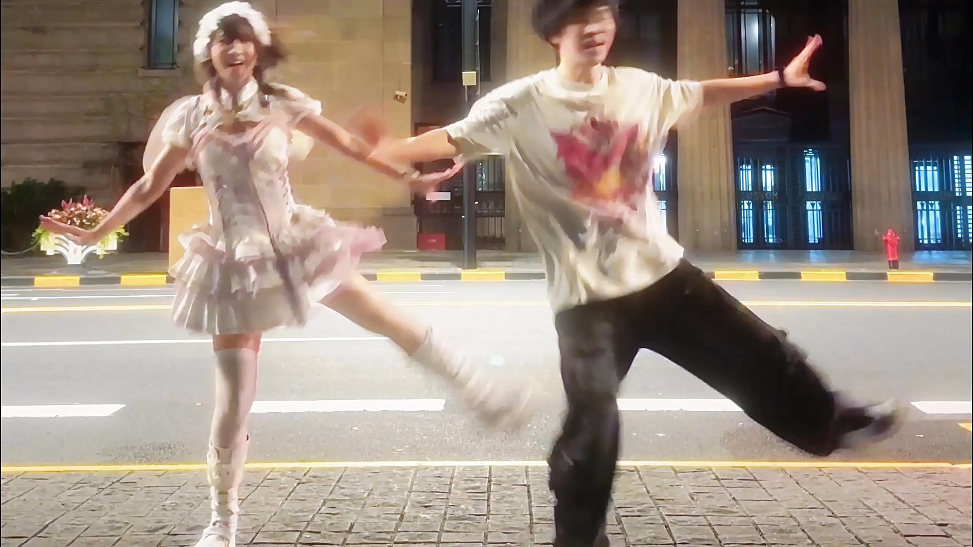 《上海外滩的两个跳蚤》