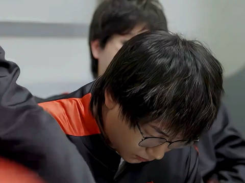 这些年太多人等着看fly输，但也总有人想让他赢，没有那么多的利弊权衡，他只是执着的选择了一条最难走的