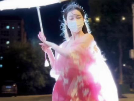 在某个瞬间存在且唯一#古典舞#氛围感 #国风#歌曲花雨弄 #初见青花瓷再见花雨弄