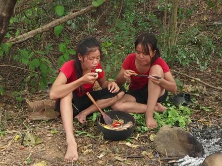 两姐妹在河里捕鱼和做饭 #大山深处自然美山清水秀好风光 #山间小溪 #亲近大自然的一天 #游山玩水释