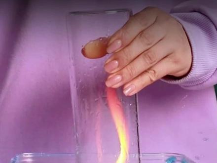 假期让孩子玩真实的科学小实验，远离虚拟的手机游戏，增加物理化知识和提升逻辑思维。#亲子实验 #小实验