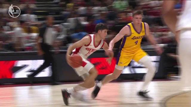 火箭探花谢泼德本场比赛出战29分49秒，17投9中，三分6中4，罚球2中1，砍下23分4篮板5助攻1