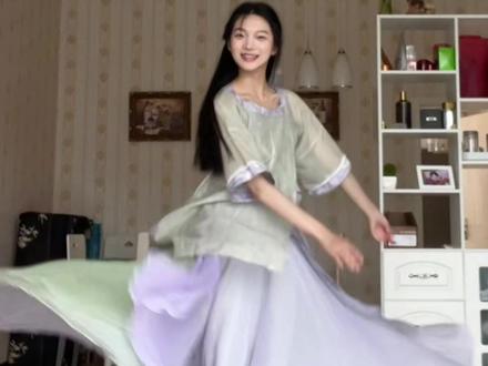 本小姐衣服都跳开了怎么不告诉我 