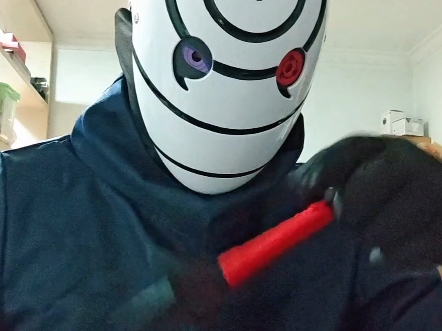 有的人戴上面具，其实摘下了面具