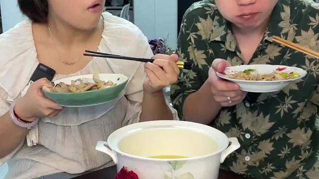 干饭人 姐妹们喊你们吃饭咯。#吃货 #干饭人 #妈呀太香了 #一起吃饭吧