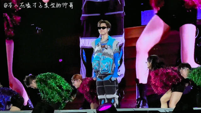 当唱跳歌手一段时间了3个半小时连唱带跳41首歌，老歌新编，超绝舞美，国内演唱会最大实景装置舞台，超6