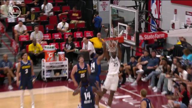 【迪亚巴特篮下强起暴扣】你们都防不住我！迪亚巴特掩护顺下拿球，面对多人合围强行顶开防守，篮下暴起双手