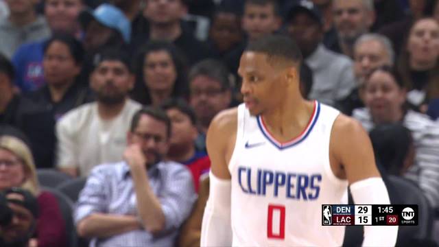 【威少转身突破】威少背身指挥队友分散布劳恩注意，一个转身杀入篮下上篮打进！