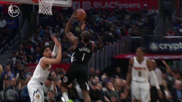 【哈登突破上篮2+1】冲击力拉满！快船反击回合，哈登持球突入禁区，强硬顶开防守潇洒上篮打进还有加罚一