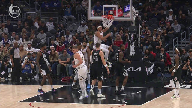 【约基奇助飞戈登背扣】经典连线又来了～穆雷突破击地分球约基奇，约老师金鸡独立写意抛球妙传，助攻戈登篮