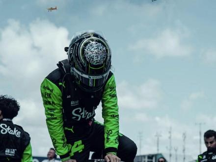 中国车迷租飞机在迈阿密赛道上空拉“ZHOU GUAN YU NB！”巨大横幅为周冠宇打Call，被F