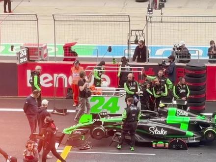 #周冠宇亮相f1中国大奖赛 周冠宇拿下冲刺赛第九，地球组冠军！强大的主场英雄，恭喜小周～#2024f