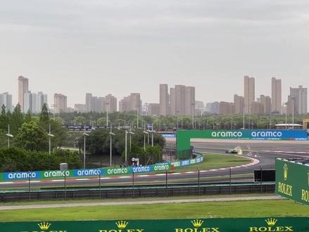 玄学？还是策略？周五上赛草皮着火，大家都在猜测起火原因，视频显示，车手们过这个弯时都会有点火星儿，博