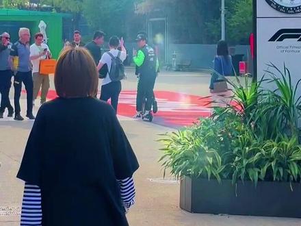 比赛结束，周冠宇下班回家的方式，可爱捏～#周冠宇亮相f1中国大奖赛 #林俊杰f1颁奖嘉宾 #周冠宇第